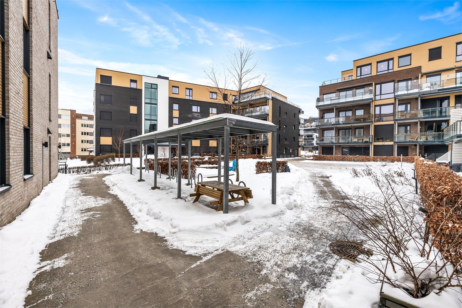 Det er også utvendig sykkelparkering på sameiets tomt