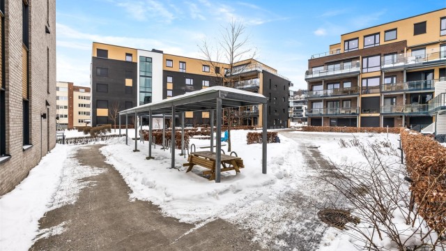 Det er også utvendig sykkelparkering på sameiets tomt