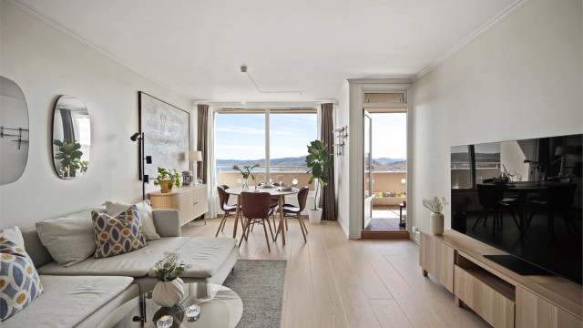 Leiligheten har vannbåren varme via radiatorer og varmtvann fra felles varmesentral.