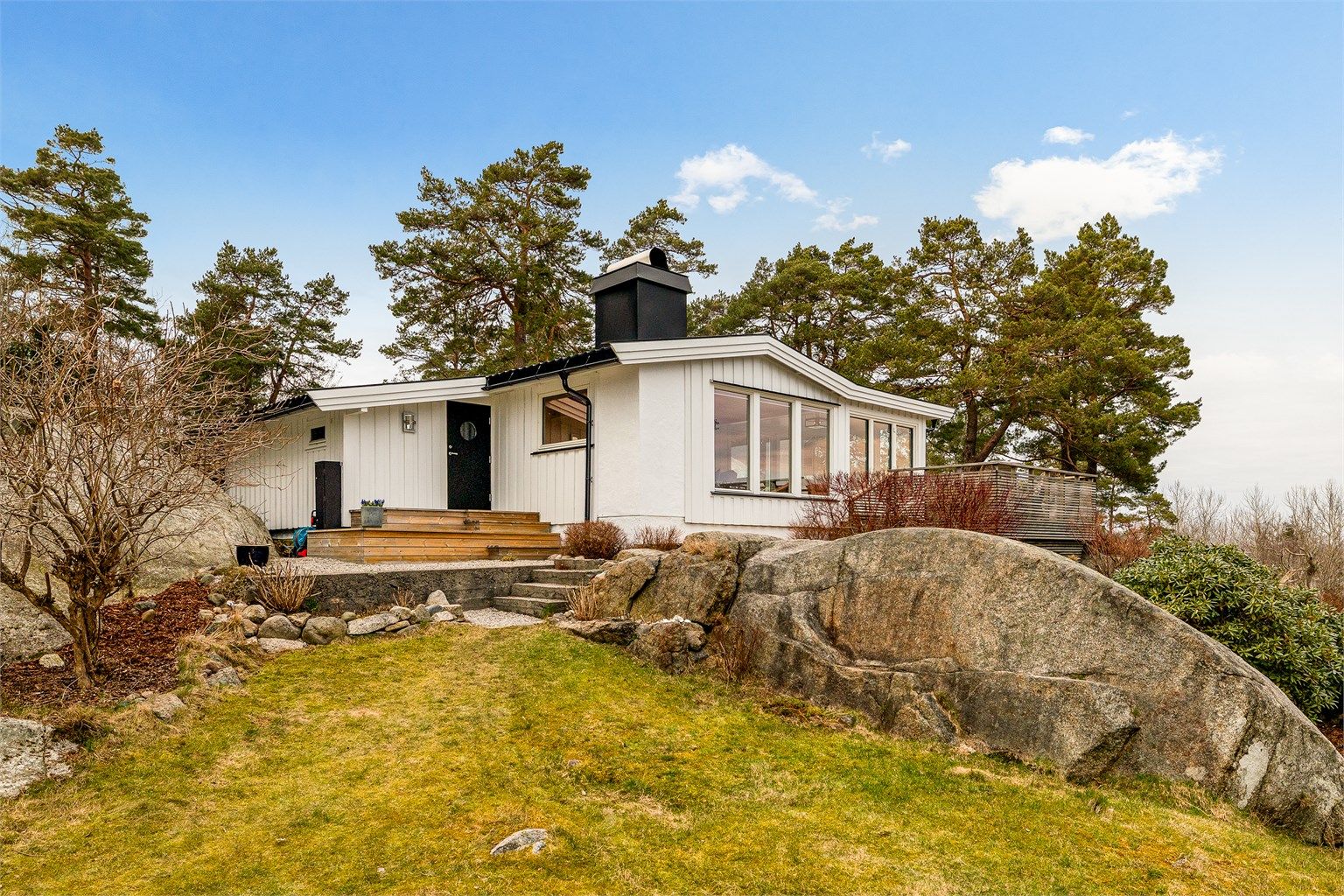 Eiendommen ligger idyllisk og usjenert med flotte utearealer.