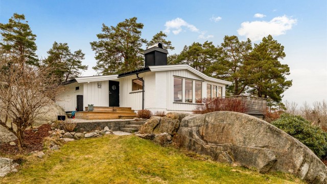 Eiendommen ligger idyllisk og usjenert med flotte utearealer.