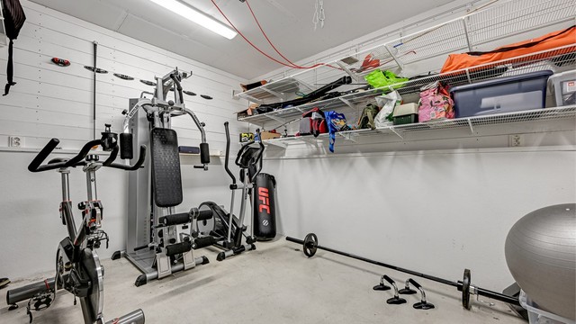 Praktisk bod - i dag innredet med treningsutstyr og god oppbevaring.