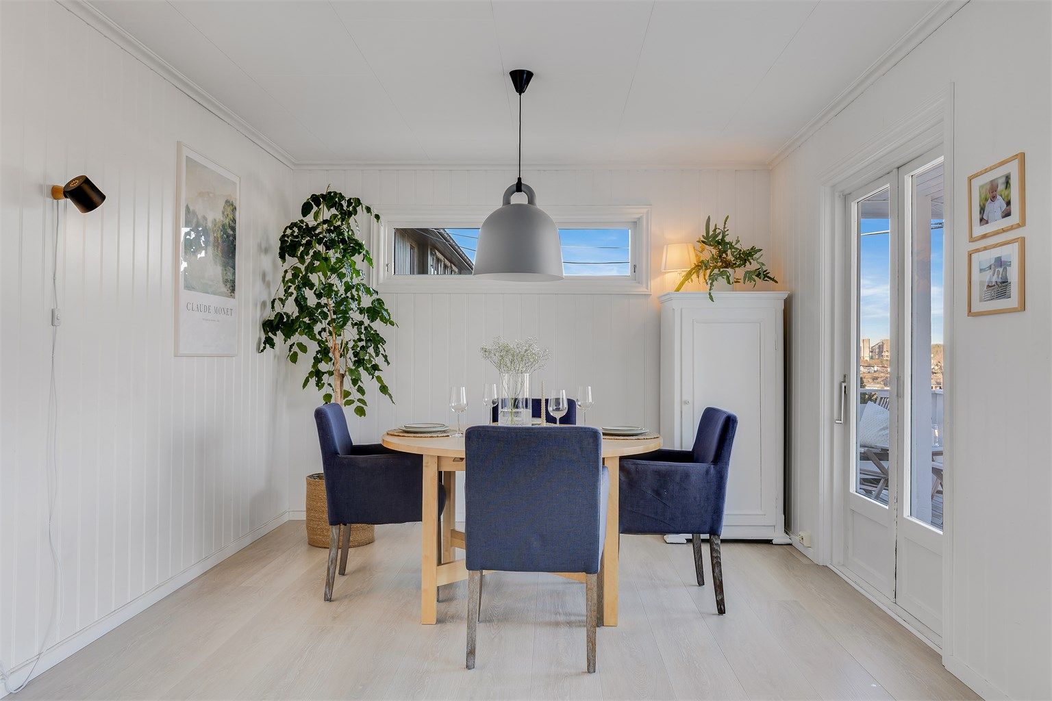 Vinduet over spiseplassen gir lys, men ikke innsyn. Utsikt herfra får du gjennom terrassedøren.