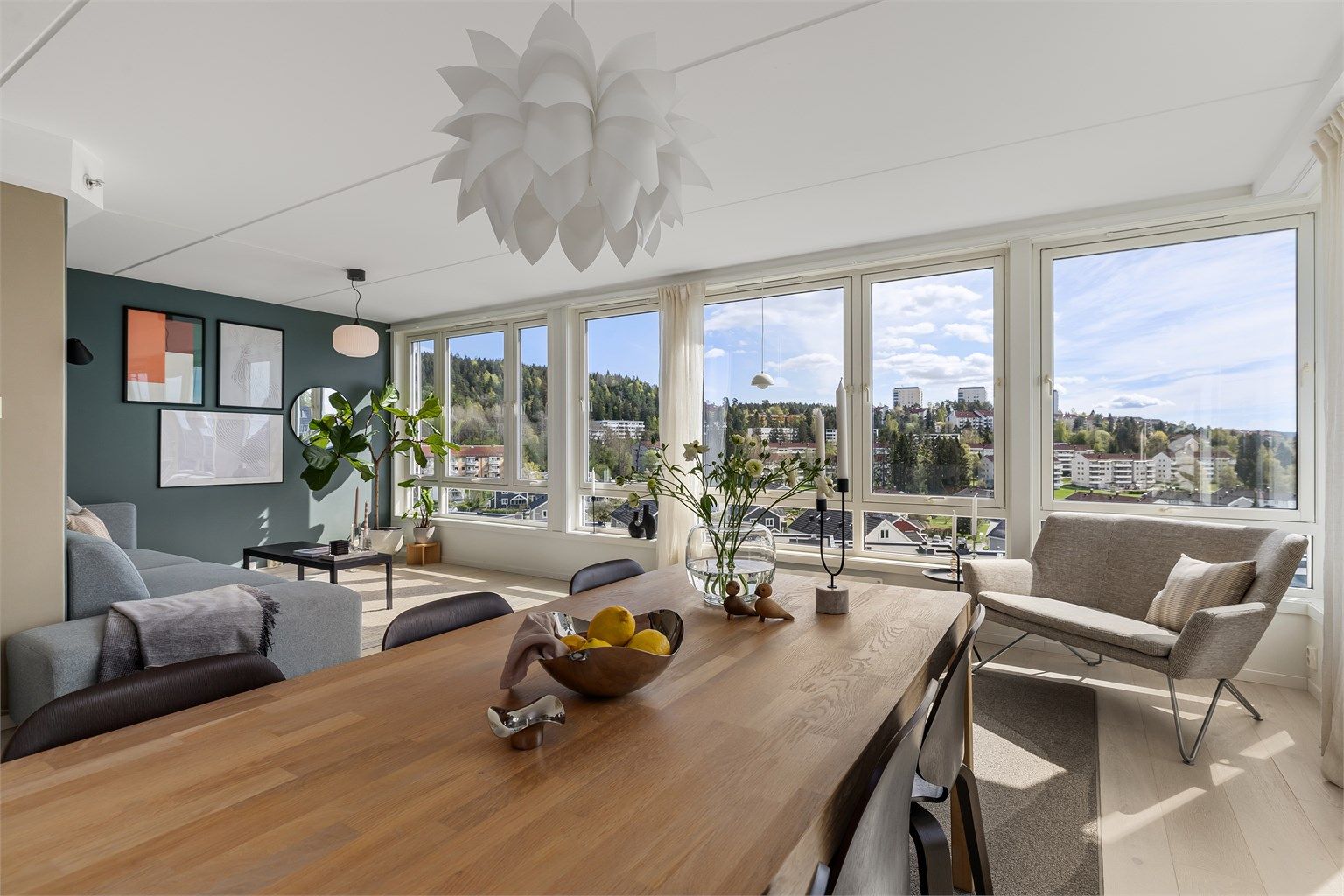 Her er det god plass til spisebord og gjester