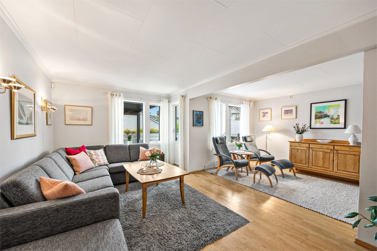 Stuen har parkett på gulv og utgang direkte til den skjermede terrassen.