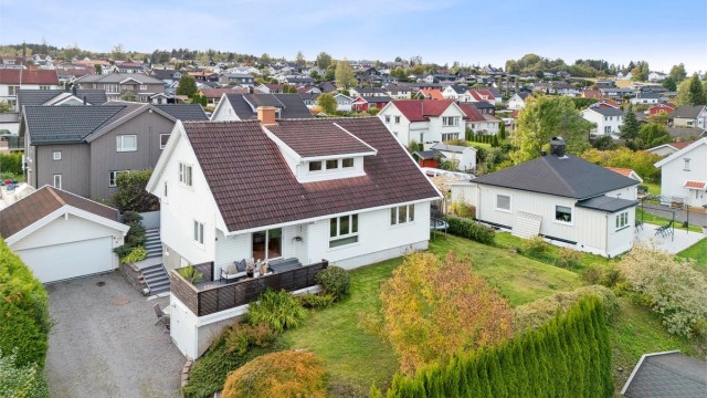 Eiendommen har dobbelgarasje, pent opparbeidet hage og flere uteplasser.