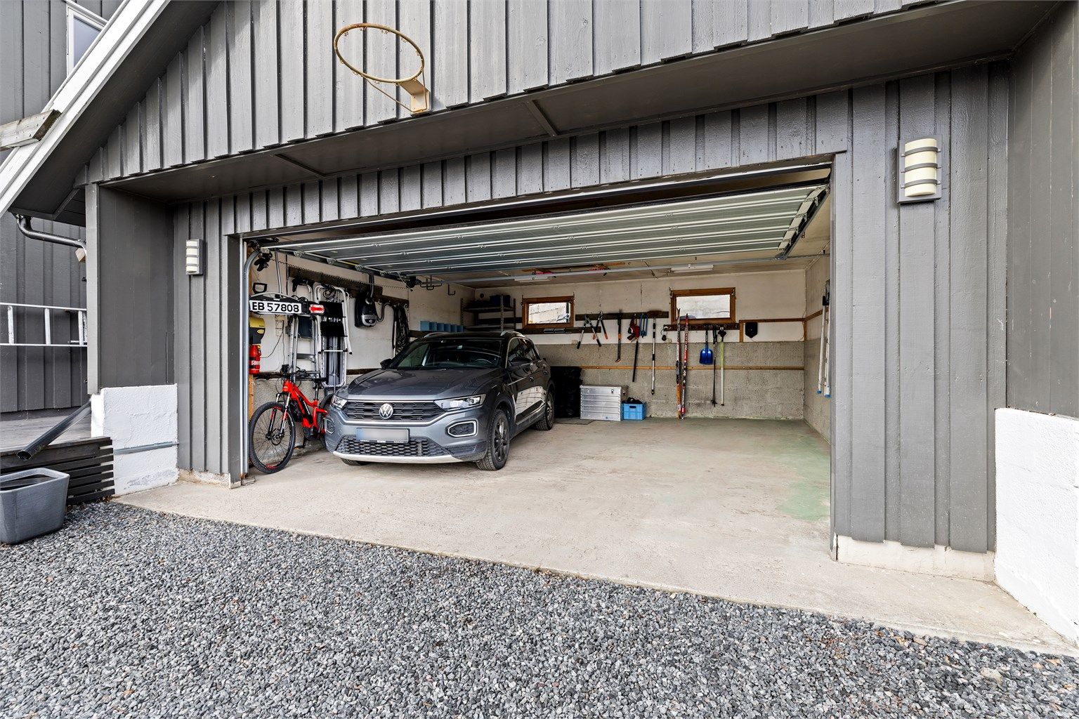 Romslig dobbelgarasje med bred port med automatisk portåpner. I garasjen er det også etablert el-bil lader. Loftsrom med adkomst fra baksiden med fine lagringsmuligheter.
