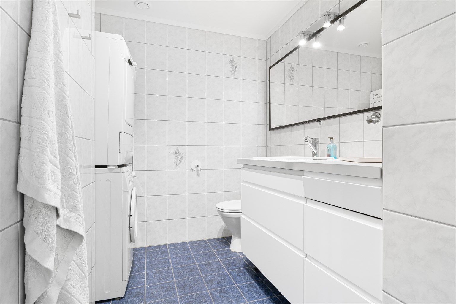 Badet hadde opprinnelig plass til vaskemaskin til høyre for vask. I dag har man valgt å sette vaskemaskin og tørketrommel i innhukk for dusj.
