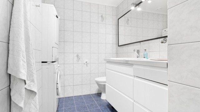 Badet hadde opprinnelig plass til vaskemaskin til høyre for vask. I dag har man valgt å sette vaskemaskin og tørketrommel i innhukk for dusj.