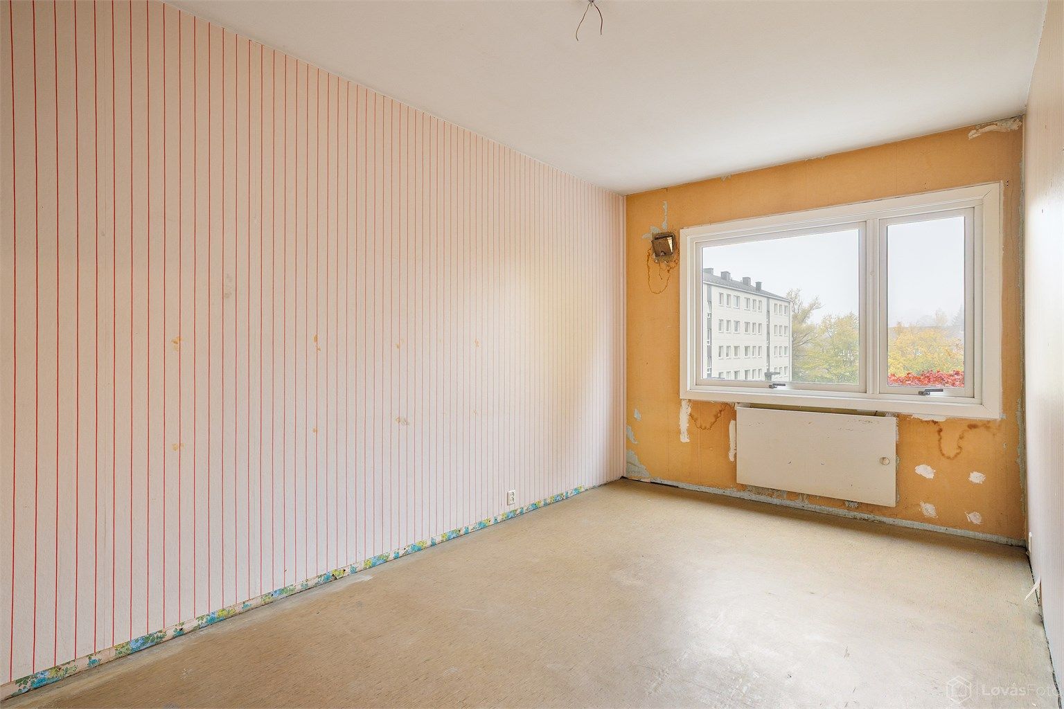 Soverom med god plass til dobbeltseng og garderobeløsning.