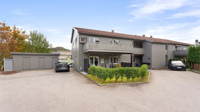 Velkommen til Heiseldalsvegen 14. En innbydende eierleilighet med flott opparbeidet uteområde og gode parkeringsmuligheter.