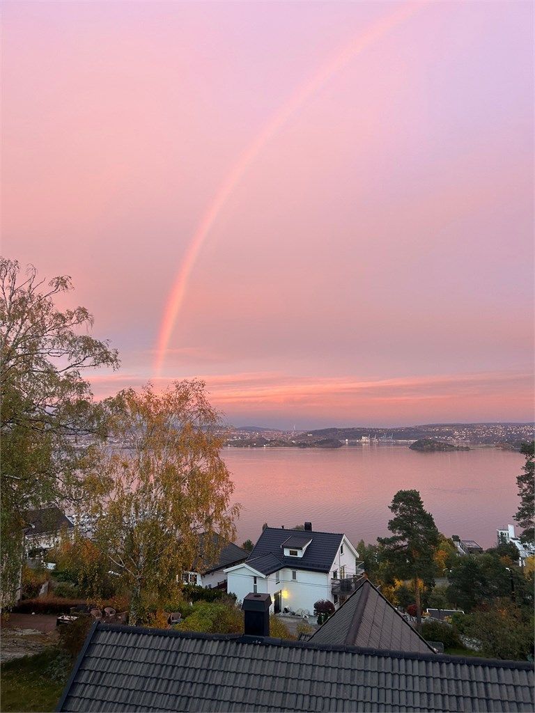 Selgers foto: Naturen byr på magiske øyeblikk med vakre rosatoner og regnbue over fjorden.