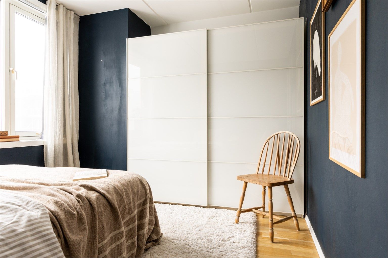 God plass til klær og oppbevaring i skyvedørsgarderobe.