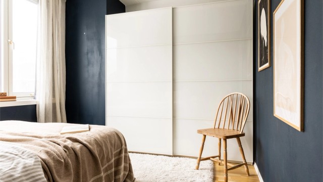 God plass til klær og oppbevaring i skyvedørsgarderobe.