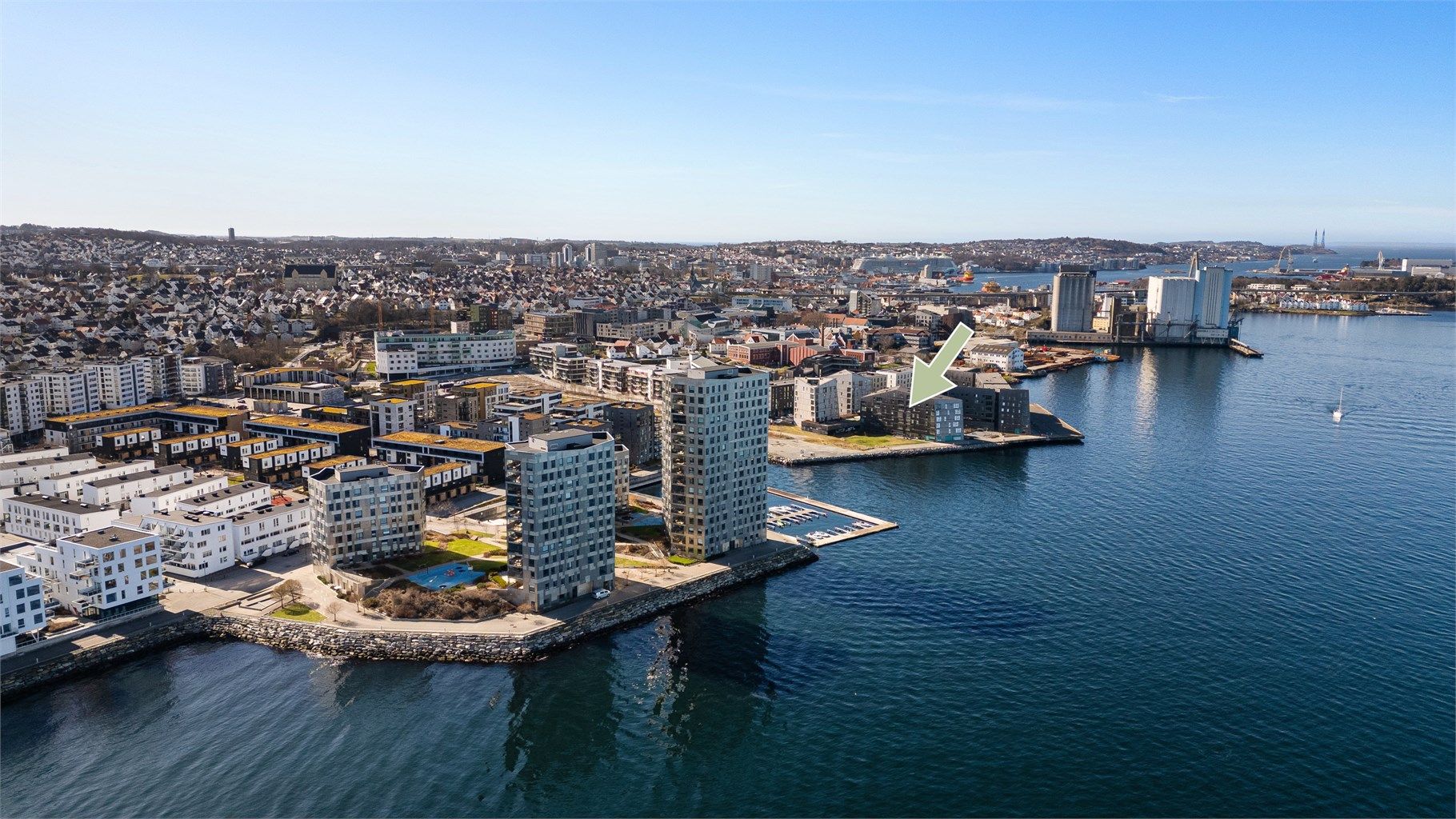 Leiligheten er beliggende flott til i sjøkanten på nedsiden av Storhaug, like ved Tou scene, hvor man også finner man også en herlig park i tillegg til sjø- og badeliv.  