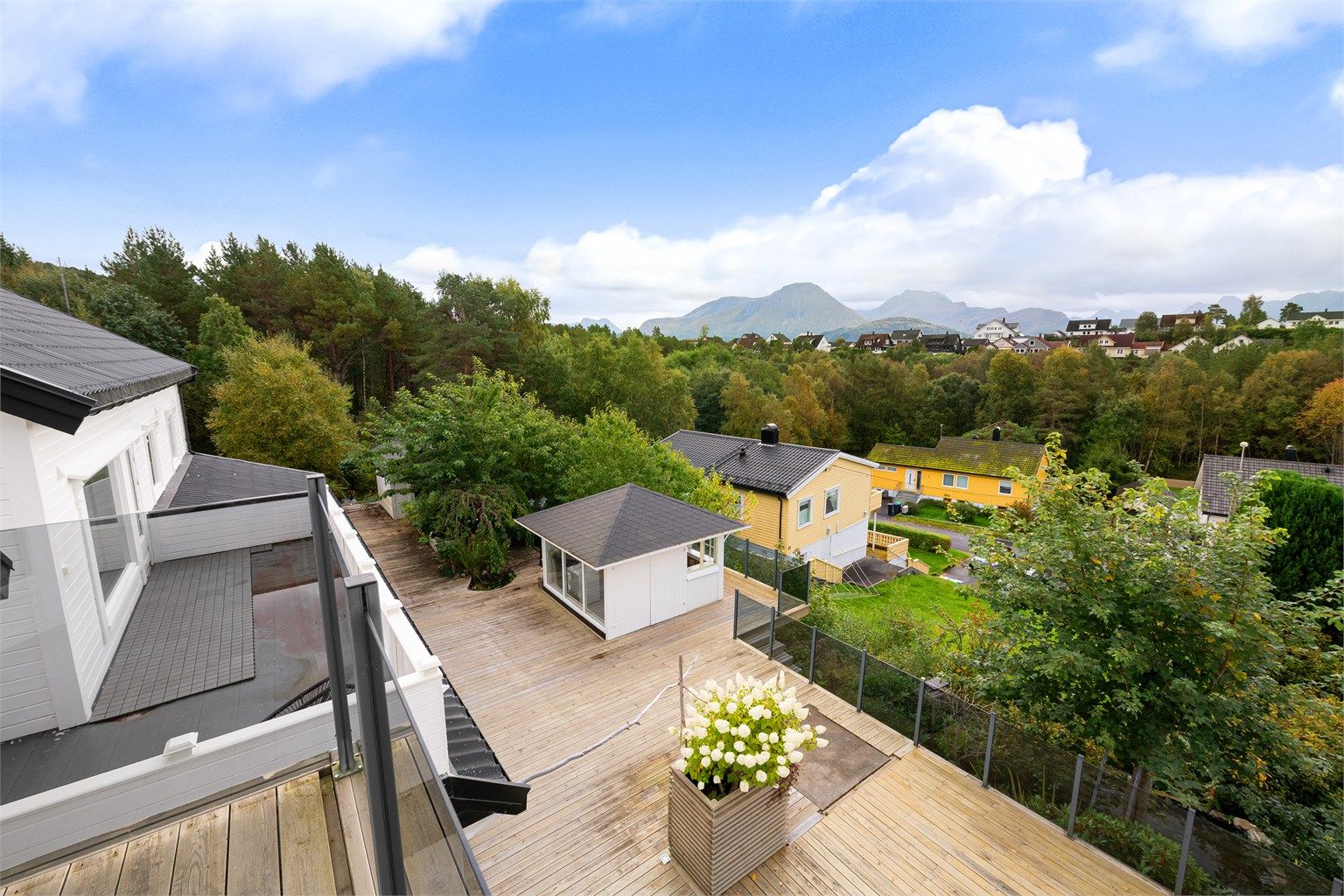 Utsikt fra balkongen på garasje mot terrasse
