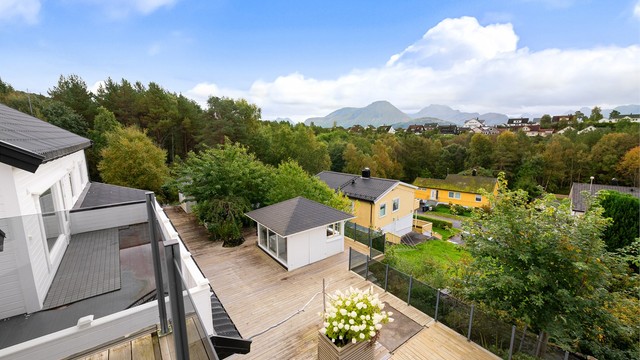 Utsikt fra balkongen på garasje mot terrasse