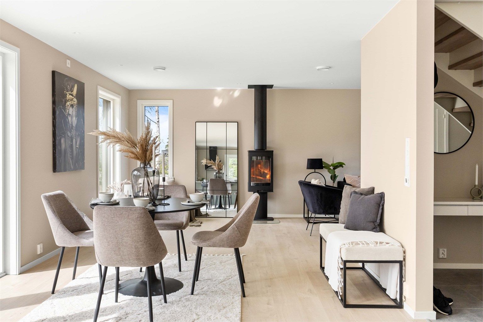 Boligen ligger på Fjellfoten i Nes kommune, ca. 7 minutter unna Årnes sentrum. Fjellfoten er et barnevennlig og trafikkstille område, med gangavstand til barnehage, barneskole og bussholdeplass fra boligen. 