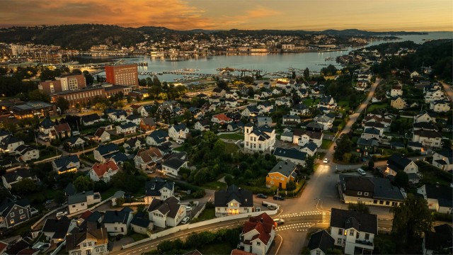 Eiendommen ligger i et eldre boligområde, samtidig som byens livlige atmosfære bare er et steinkast unna. Tomten har gode solforhold, og boligen ligger fritt og åpent til.