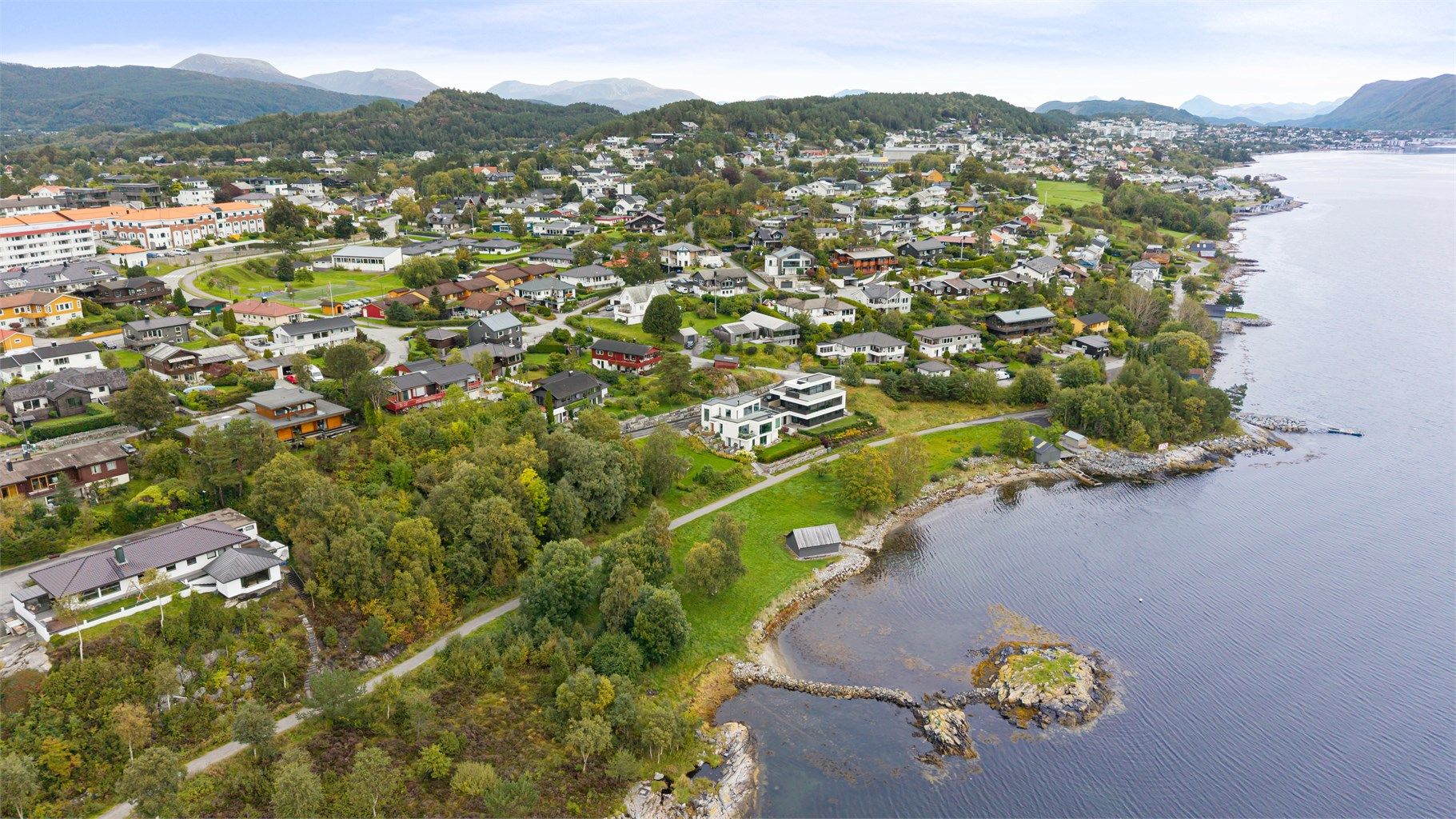 Fjordstien strekker seg langs sjøkanten like nedenfor eiendommen.