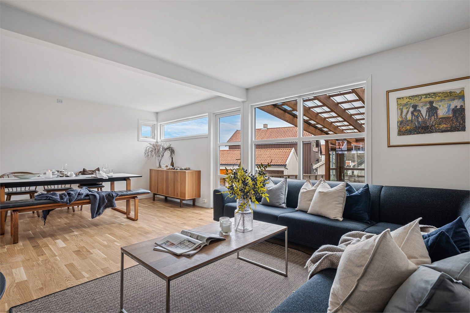 Man kan ha spisebord i stue i tillegg til ved kjøkken. Har man ikke behov for det, kan man ha to sittegrupper. 