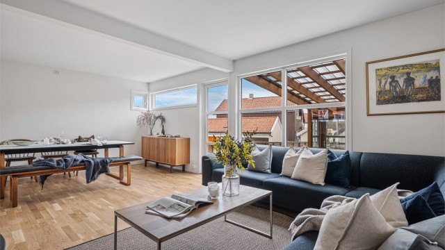 Man kan ha spisebord i stue i tillegg til ved kjøkken. Har man ikke behov for det, kan man ha to sittegrupper.