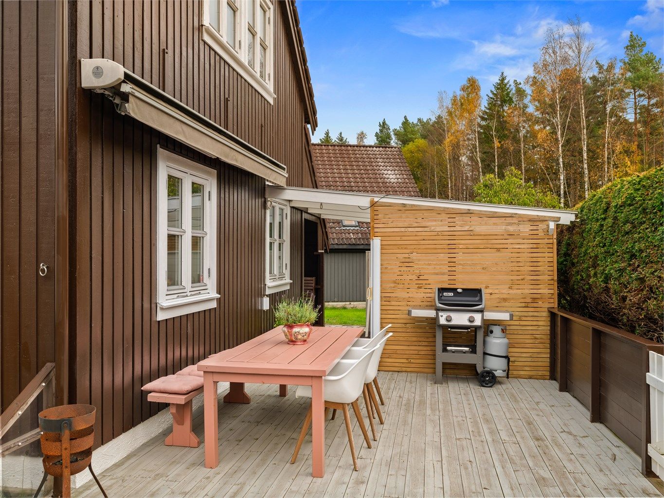 Fine uterom inviterer til aktiv bruk i den varme årstiden. I 2010 ble både terrassen utvidet og et skjermende overbygg oppført.