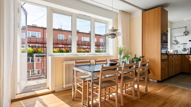 Direkte utgang fra stuen til en sydøstvendt og overbygget balkong.