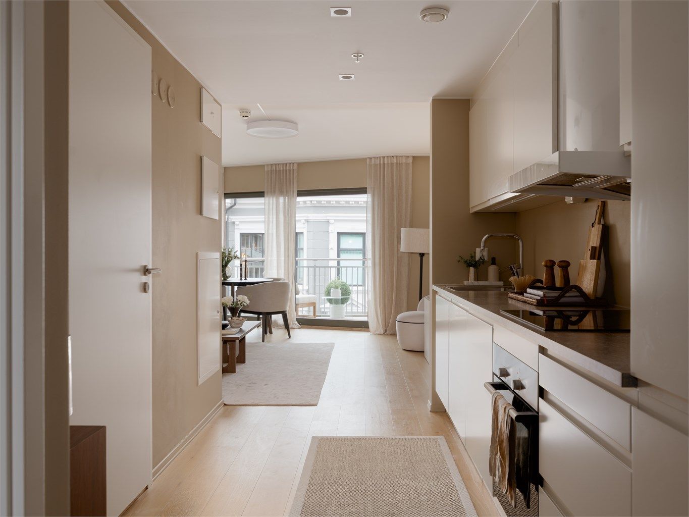 En moderne leilighet der fine farger, rene linjer og en innbydende balkong gir rom for både ro og hverdagsglede.