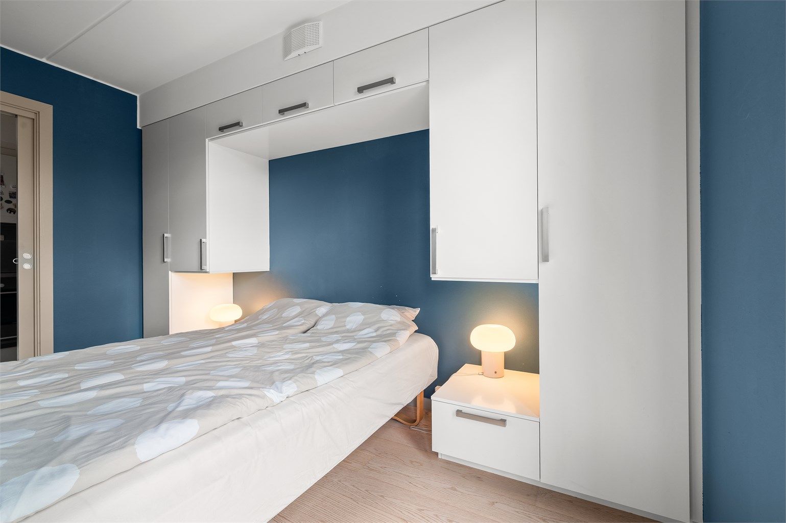 Soverommet har en plassbygd løsning med god skapplass og integrerte nattbord.