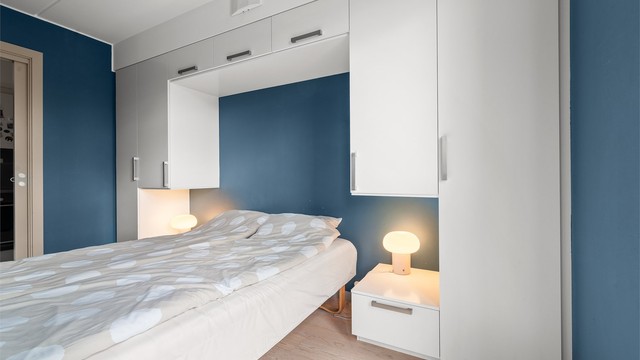 Soverommet har en plassbygd løsning med god skapplass og integrerte nattbord.