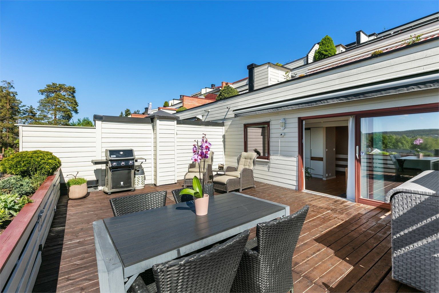 Her kan du nyte sola fra ca kl 14:00 - 22:00.