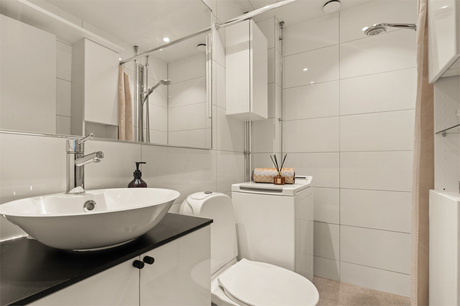 Badet er oppgradert med nye varmekabler og flislagt gulv i 2025, og har opplegg for vaskemaskin.