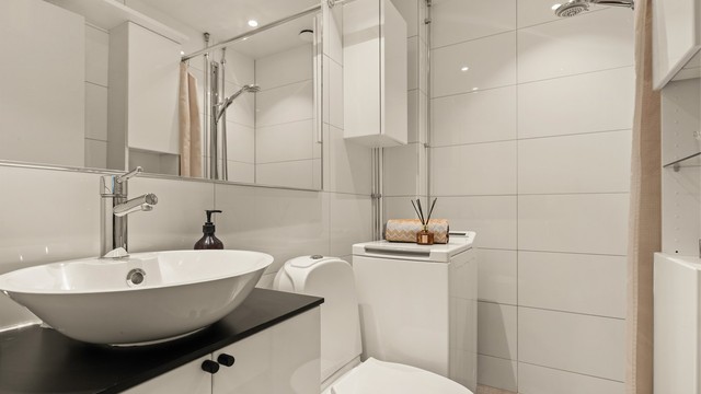 Badet er oppgradert med nye varmekabler og flislagt gulv i 2025, og har opplegg for vaskemaskin.