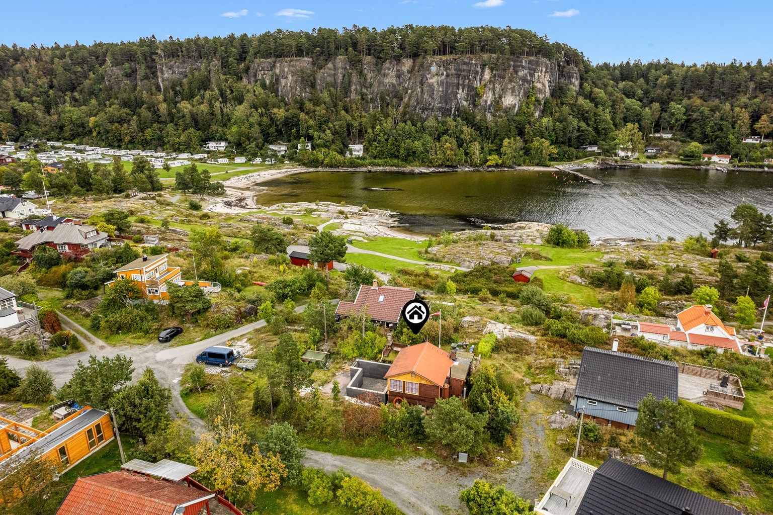 Hytta ligger fint til med umiddelbar nærhet til sjøen og fine badeplasser.