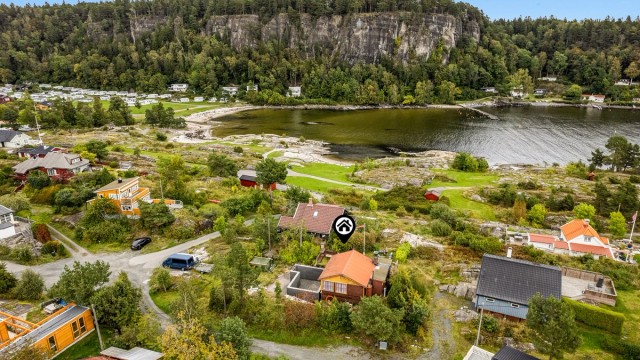 Hytta ligger fint til med umiddelbar nærhet til sjøen og fine badeplasser.