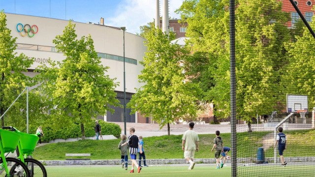Bislett stadion med lekeplass og ballbinger rett ved.