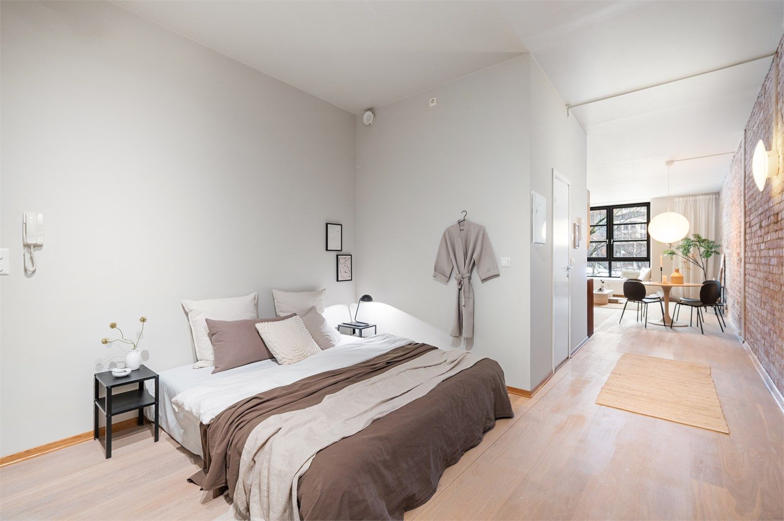  Sovesonen har plass til seng av god størrelse og nattbord. Rikelig med oppbevaring har man gjennom skyvedørsgarderoben i gangen.