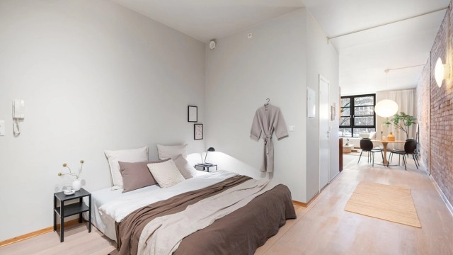 Sovesonen har plass til seng av god størrelse og nattbord. Rikelig med oppbevaring har man gjennom skyvedørsgarderoben i gangen.