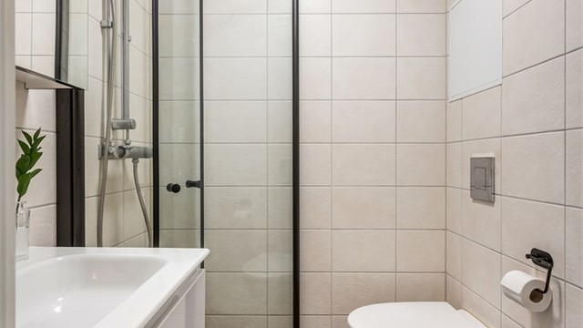 Flislagt bad med gulvvarme, pusset opp i regi av borettslaget i 2018.