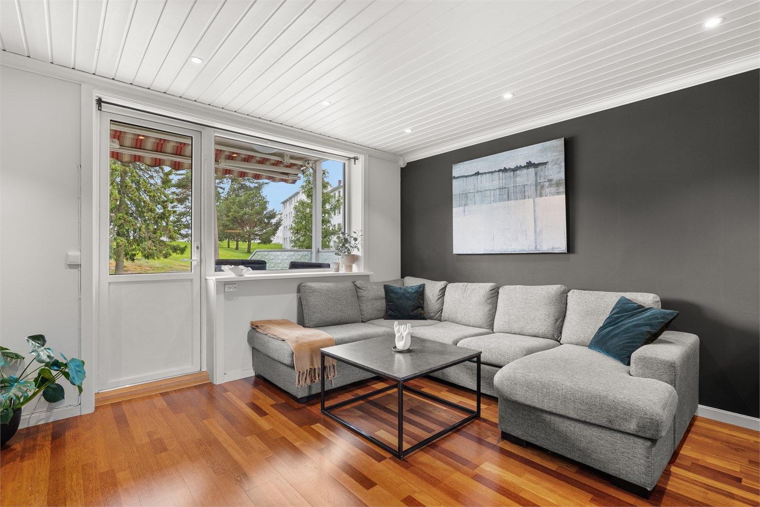 Lys, moderne 3-roms leilighet med nytt bad 2024. Sydvendt balkong og meget sentral beliggenhet. 