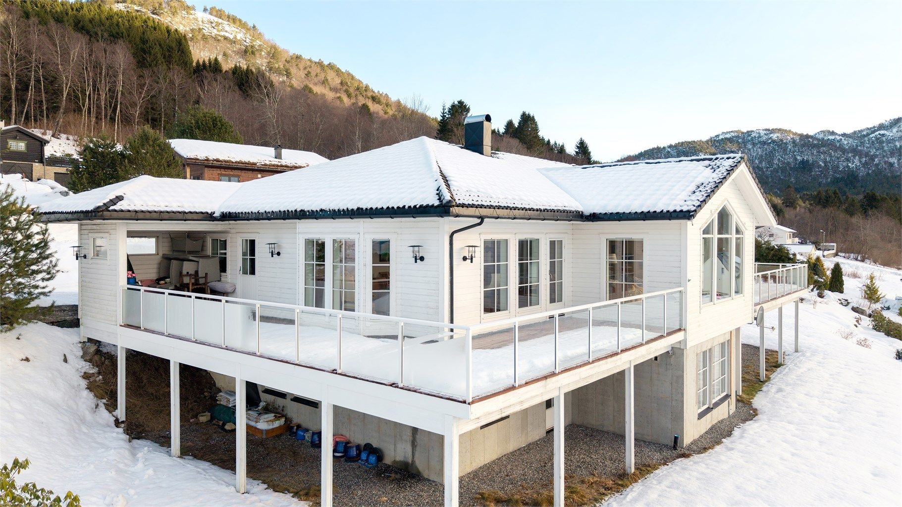 Store vindusflater og en omkransende terrasse er designet for å maksimere utsikten mot Sunnmørsalpene.