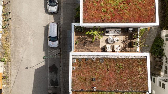 Boligen har solrik takterrasse med god plass til både hagemøbler.
