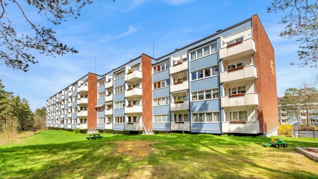 Fasade - balkongside.
Bygningen fra 1959 har fasader kledd med teglstein og fasadeplater.