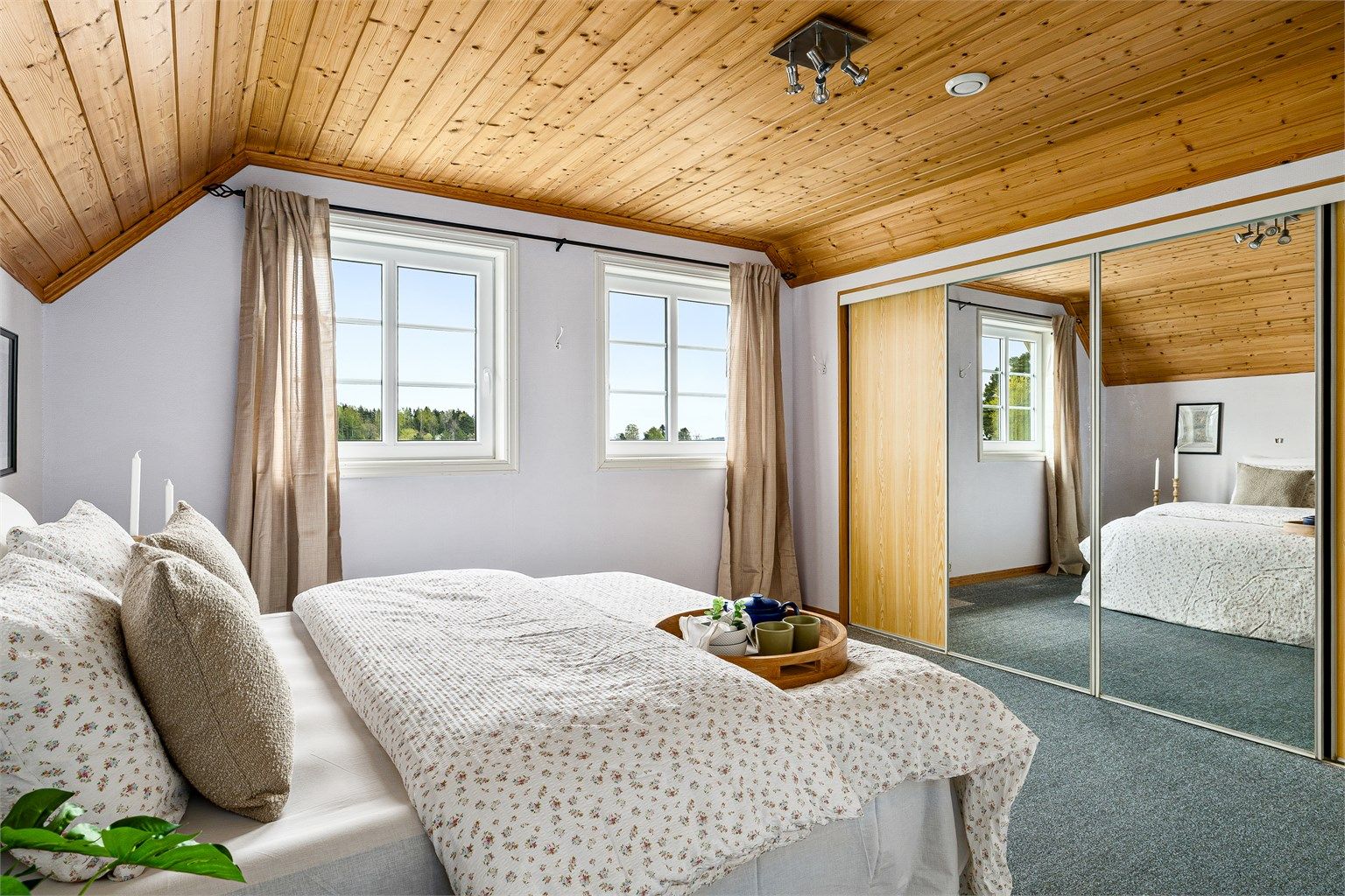 Hovedsoverom har skyvedørsgarderobe og kott.