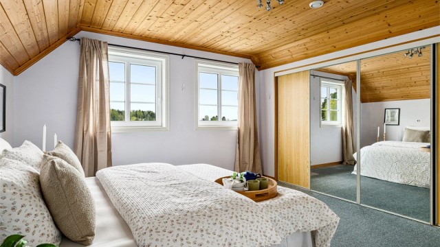 Hovedsoverom har skyvedørsgarderobe og kott.