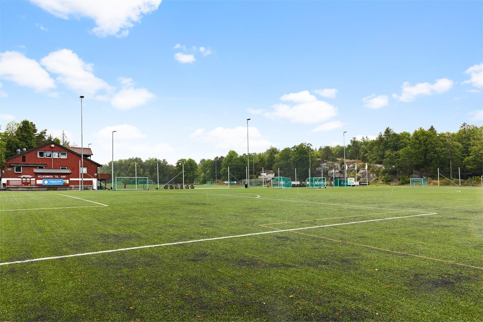 For den idrettsglade sjel finner en GØIF idrettsanlegg med utallige fotballbaner som benyttes flittig av beboerne i området. På GØIF er det også barnehage og FFO (fotball og fritid) ordning for de minste barna.