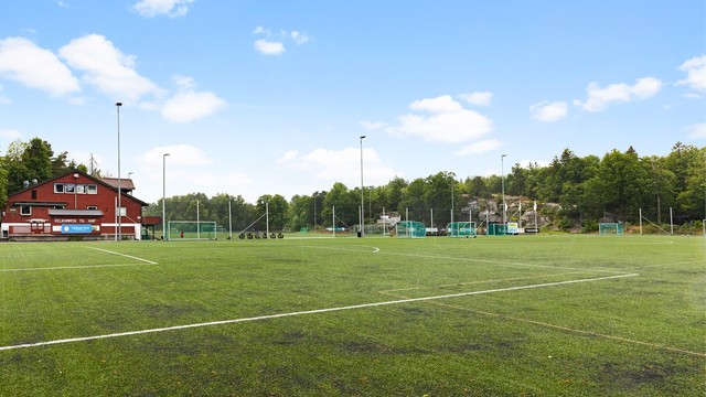 For den idrettsglade sjel finner en GØIF idrettsanlegg med utallige fotballbaner som benyttes flittig av beboerne i området. På GØIF er det også barnehage og FFO (fotball og fritid) ordning for de minste barna.
