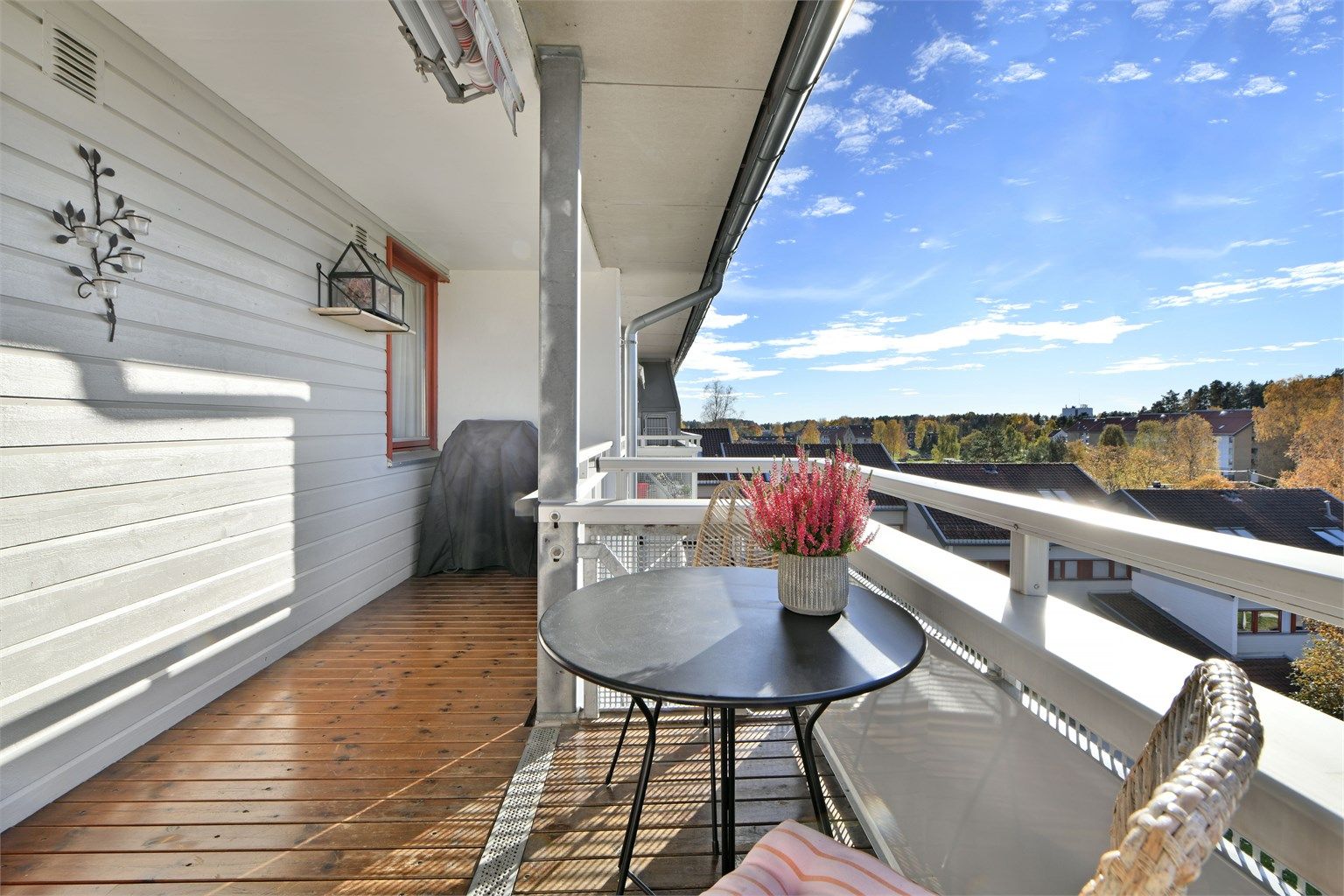 Balkong - adkomst til overbygget balkong på ca. 11 kvm fra stue - elektrisk markise