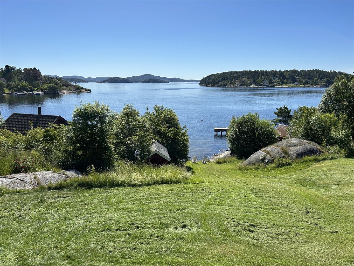 På slike dager er det ferie og late dager som gjelder med sol fra skyfri himmel , badestrand og båtplass rett nedenfor.